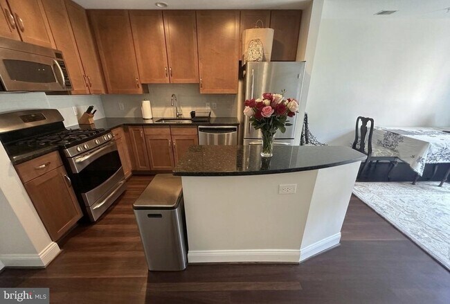 Building Photo - 525 N Fayette St