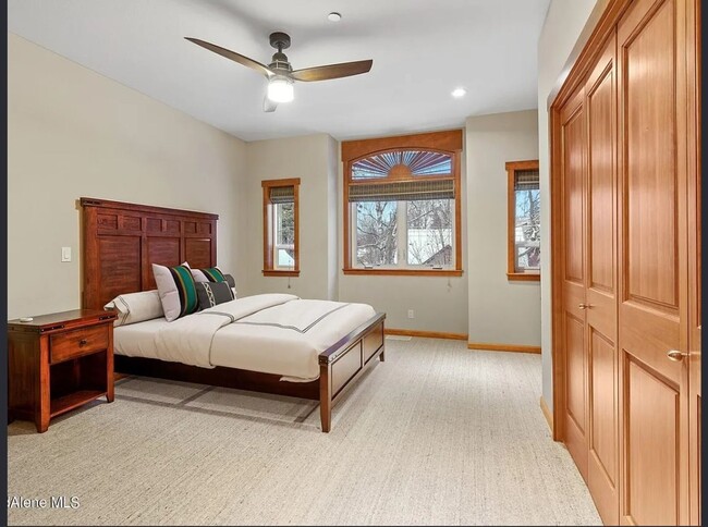 Building Photo - Executive Townhome - Walking distance to C...