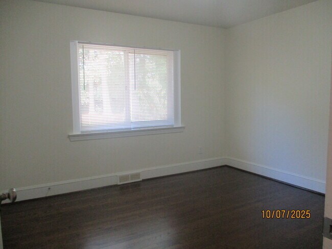 Building Photo - 3823 N Sharon Amity Rd