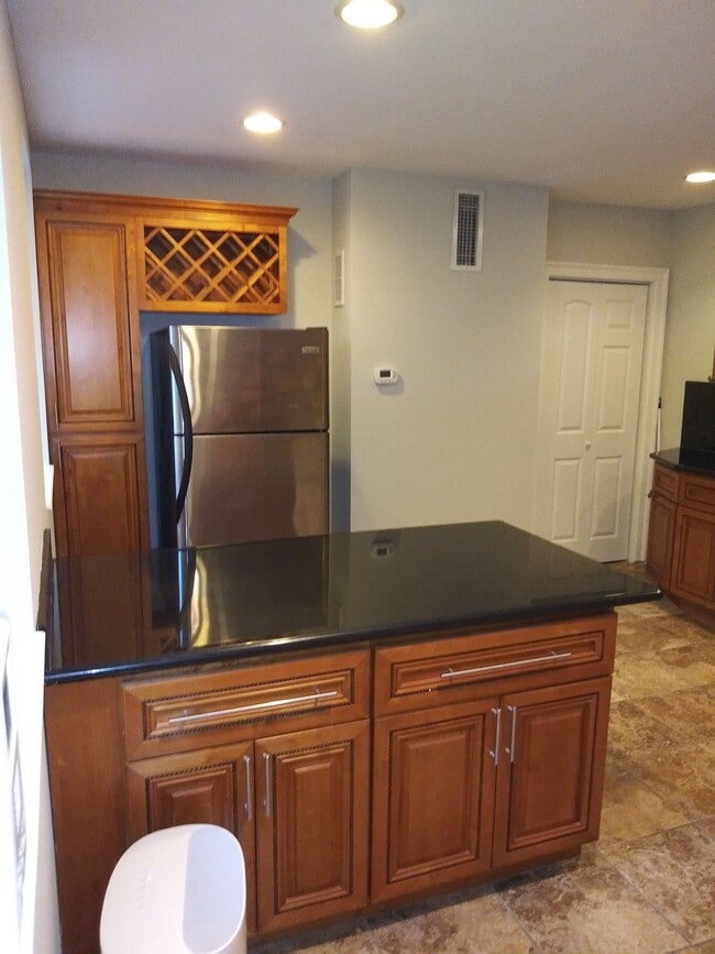 Building Photo - 733 Carpenter St