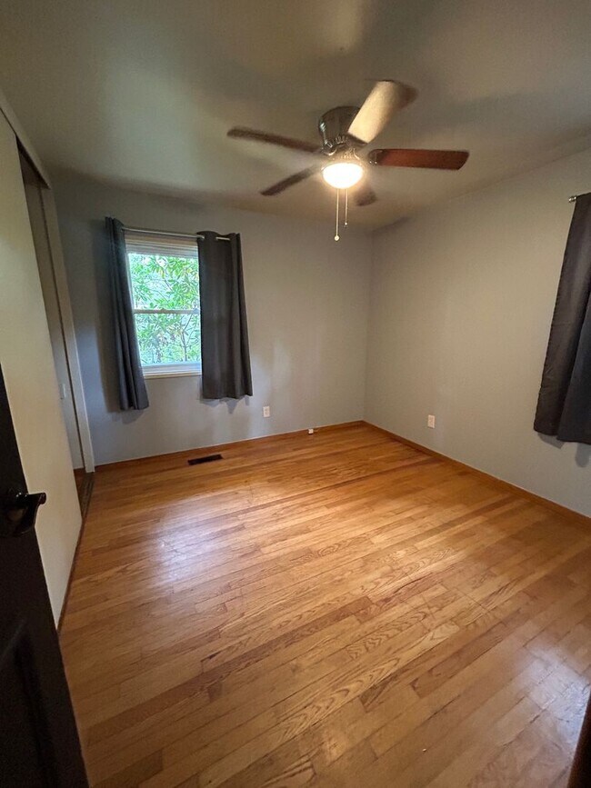 Building Photo - Charming 3 Bedroom Brick Ranch in Park Forest