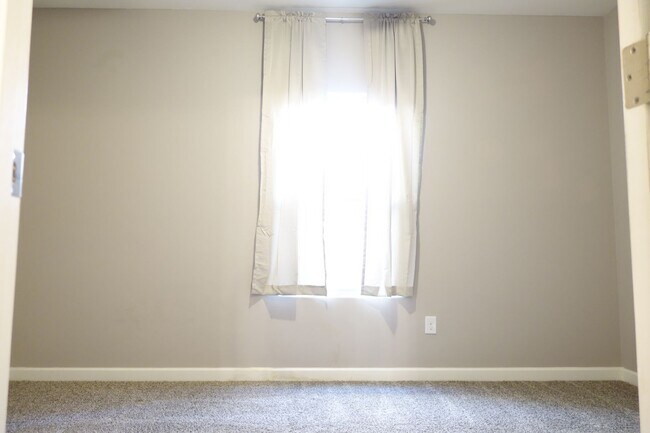 Building Photo - (Vail) Spacious 5 bedroom 3 bath house!