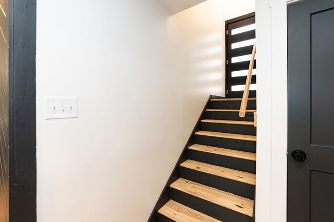 Building Photo - Ultra Modern Three Bedroom Home!