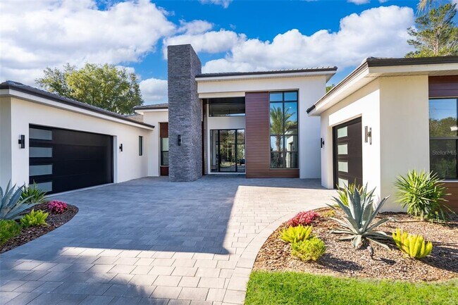 Building Photo - 15210 Pendio Dr