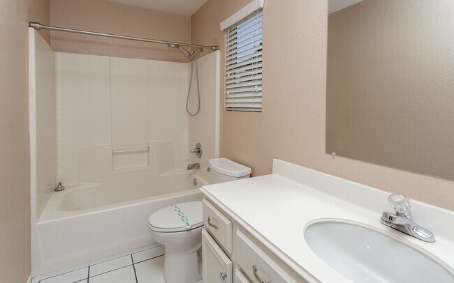 Building Photo - Large 4 Bedroom, 2.5 Bath Home with Large 3 Car Garage!!