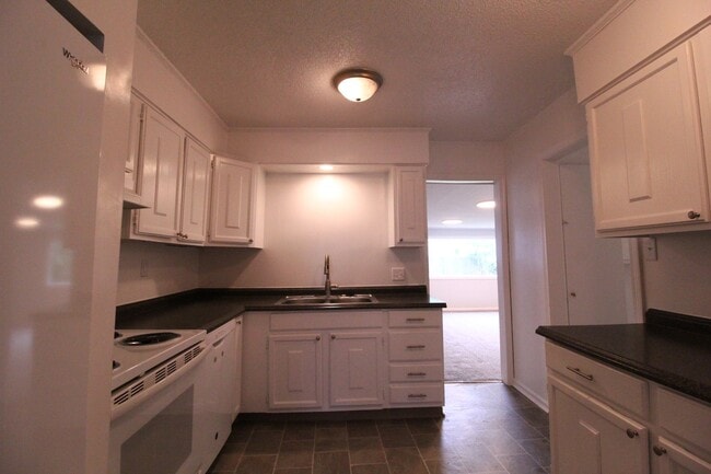Building Photo - October FREE On This 3 Bedroom 2 Bath Home...