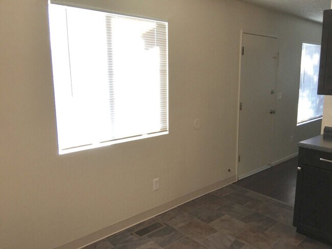 Building Photo - Reno Duplex - 1 Pet Friendly, Garage, Dishwasher, Washer/Dryer Hookups, Central A/C