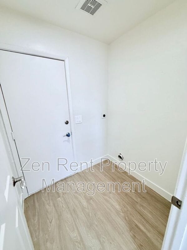 Building Photo - 1044 E Harmony Ave