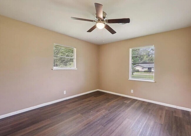 Building Photo - 630 White Oak Dr