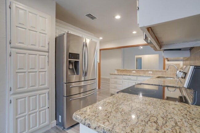 Building Photo - Beautiful 3 Bed, 2 Bath Home in Well Established Holiday West Neighborhood W /Pool and Pool Servi...