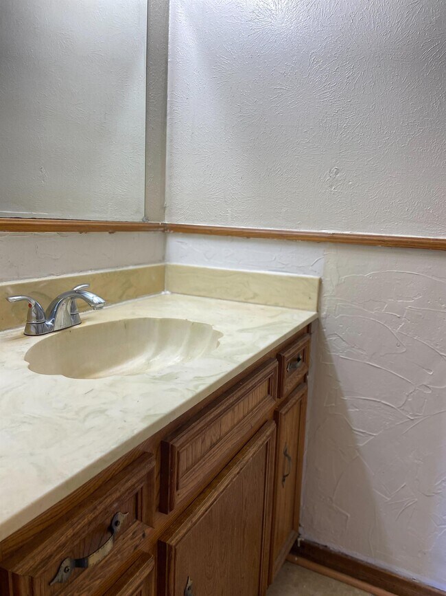 Building Photo - 704 Skyline Dr