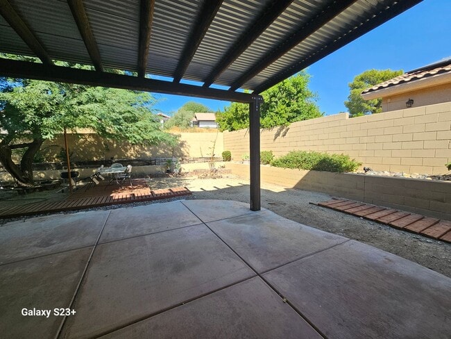 Building Photo - LARGE 3BED/2 BATH IN A COUNTRY CLUB SETTTING