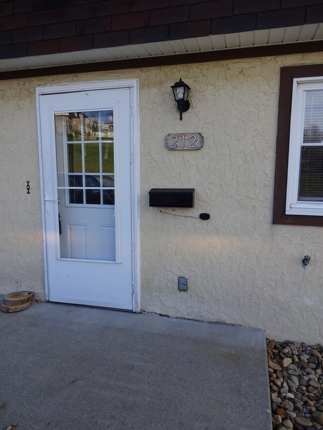 Building Photo - Townhouse with a nice view