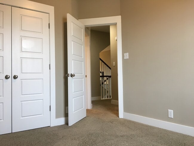 Building Photo - BEAUTIFUL TOWNHOUSE IN CRESTVIEW