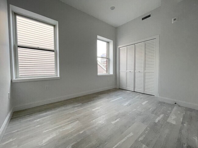 Building Photo - 108 Chelsea St