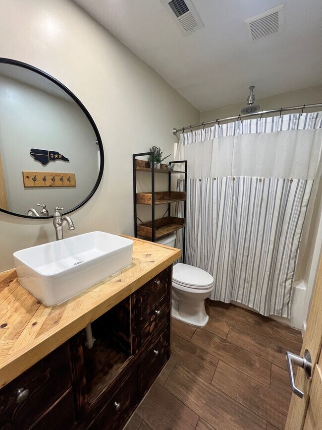Building Photo - Great home avail in Hubert!  Mini split AC in garage perfect for personal gym!