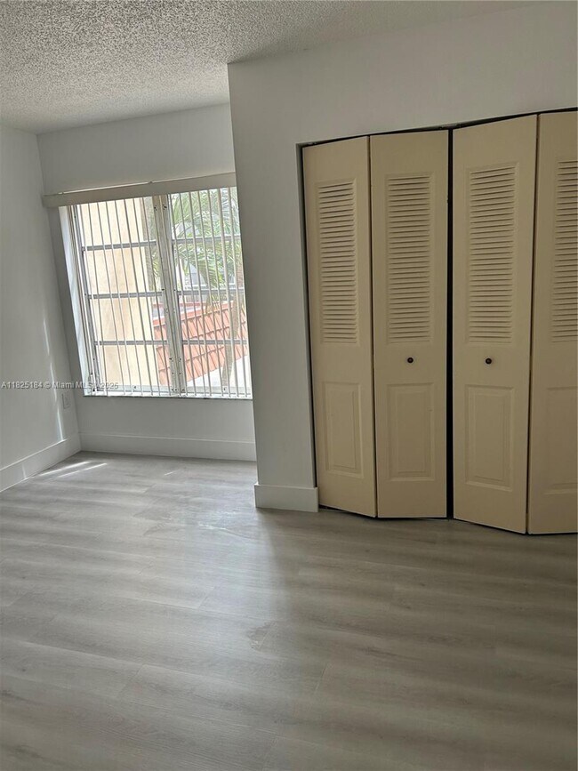 Building Photo - 4154 Inverrary Dr