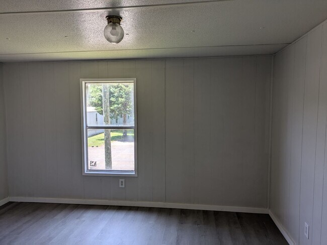 Building Photo - Springs Road Estates Unit#25