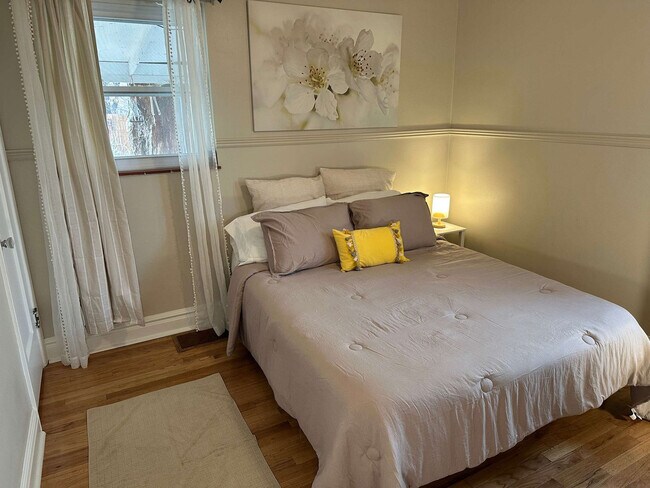 Building Photo - 2933 Ivanhoe St