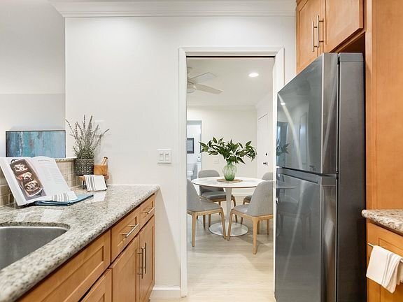 Building Photo - 811 York St