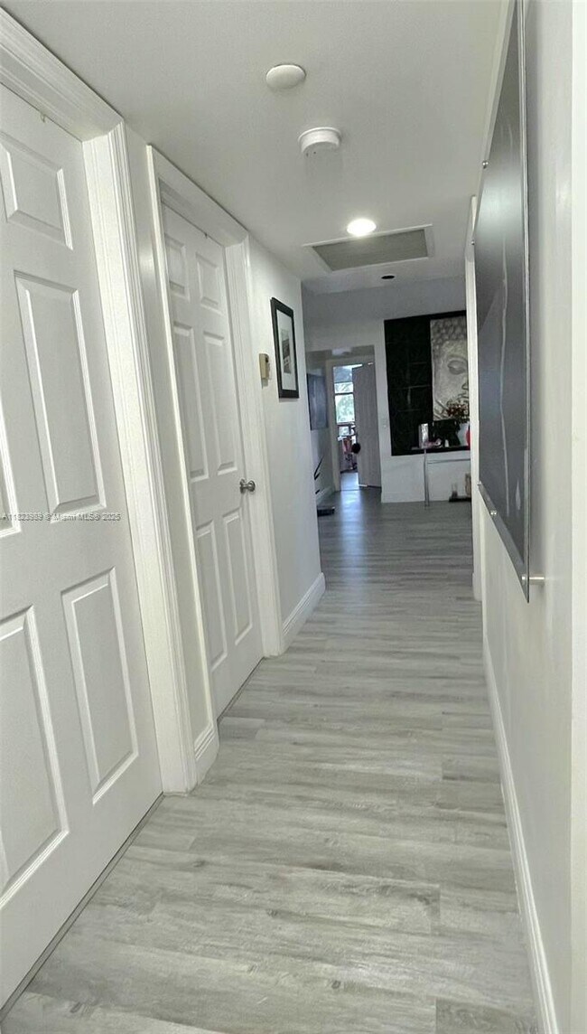 Building Photo - 3500 Mystic Pointe Dr
