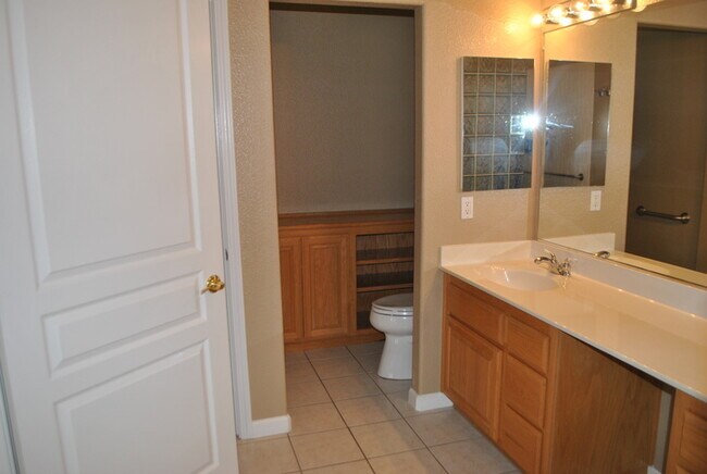 Building Photo - Gorgeous home in Springfield at Whitney Oaks