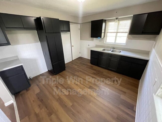 Building Photo - 7117 Forest Hill Dr