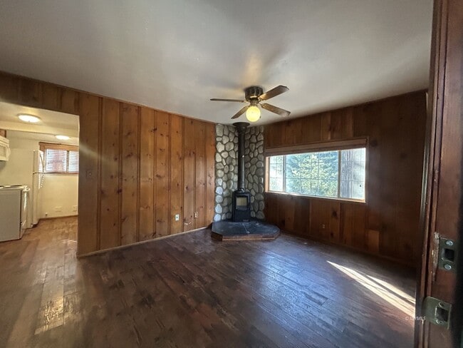 Building Photo - Cute Single Story Cabin in the Woods for Rent