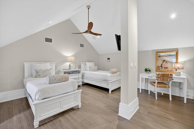 Building Photo - 400 Mola Ave