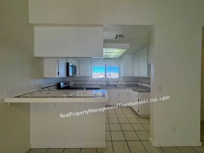 Building Photo - Charming 3 bed, 2 bath