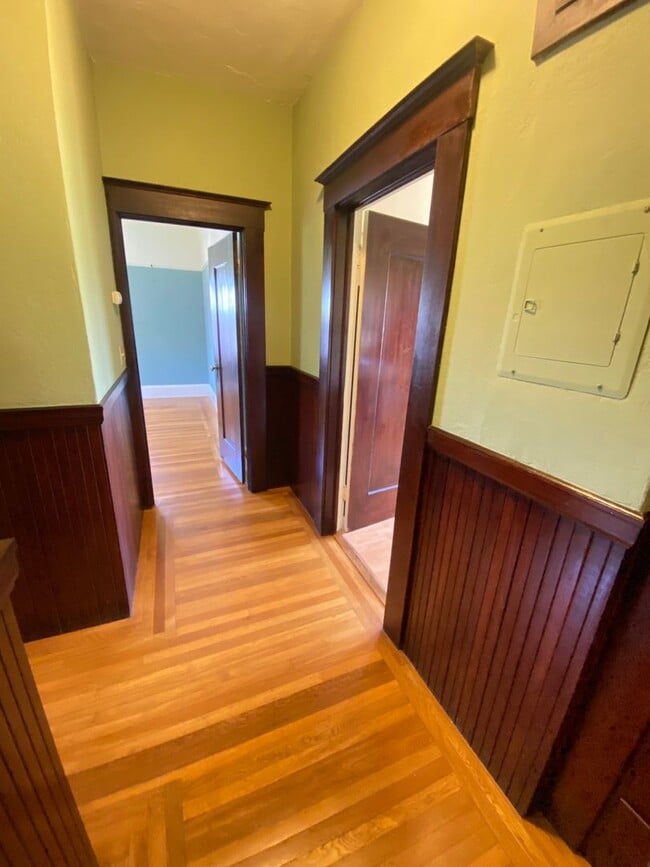 Building Photo - Advent- Spacious Temescal Flat with bonus ...