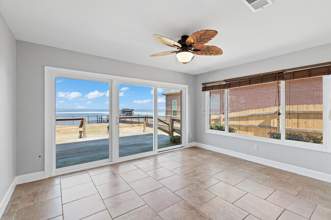 Building Photo - 3876 Paradise Bay Dr