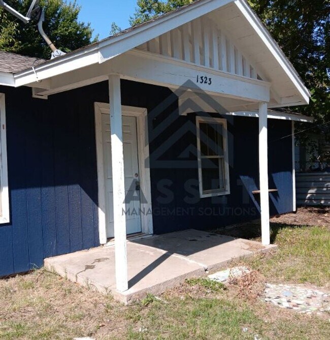 Building Photo - 1323 S Blackwelder Ave