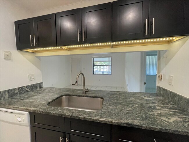 Building Photo - 6040 Shaker Wood Cir