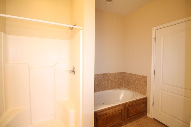 Building Photo - Cute 3 Bed Duplex In Yukon