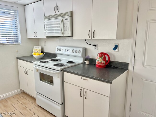 Building Photo - 428 S Beaumont St