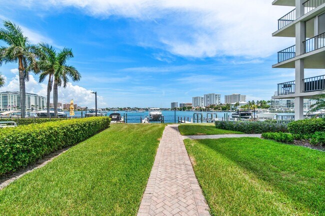 Building Photo - 875 E Camino Real