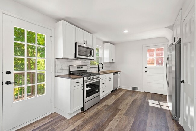 Building Photo - AVAILABLE JULY 1ST!! Don't miss this STUNNING 3 bedroom!