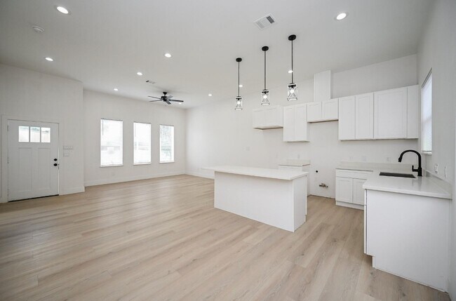 Building Photo - 8203 Sparta St