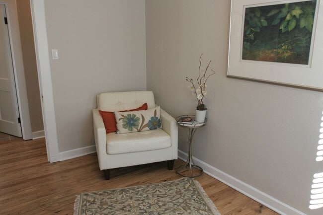 Building Photo - Cozy 2 bedroom brick home!!