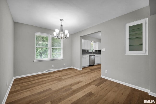 Building Photo - 1407 W Sunnyview Dr