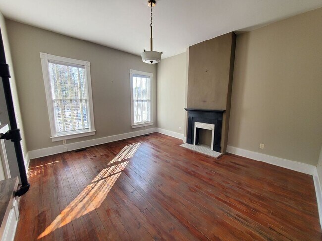 Building Photo - Historic Townhome !!