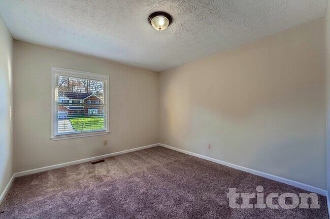 Building Photo - 10930 Pinehigh Dr