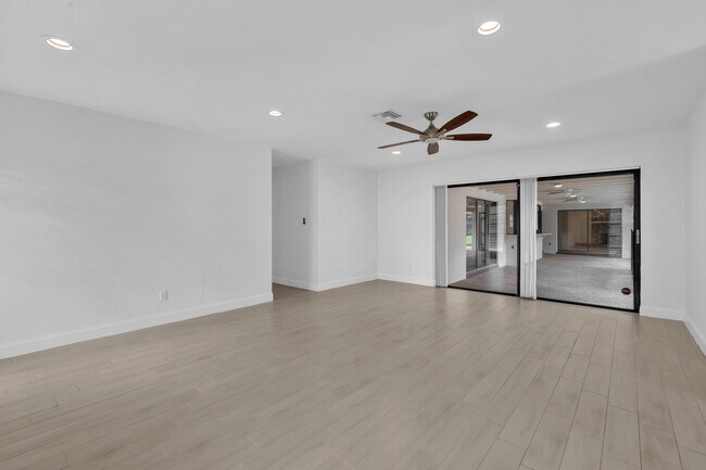 Building Photo - 6878 Entrada Pl