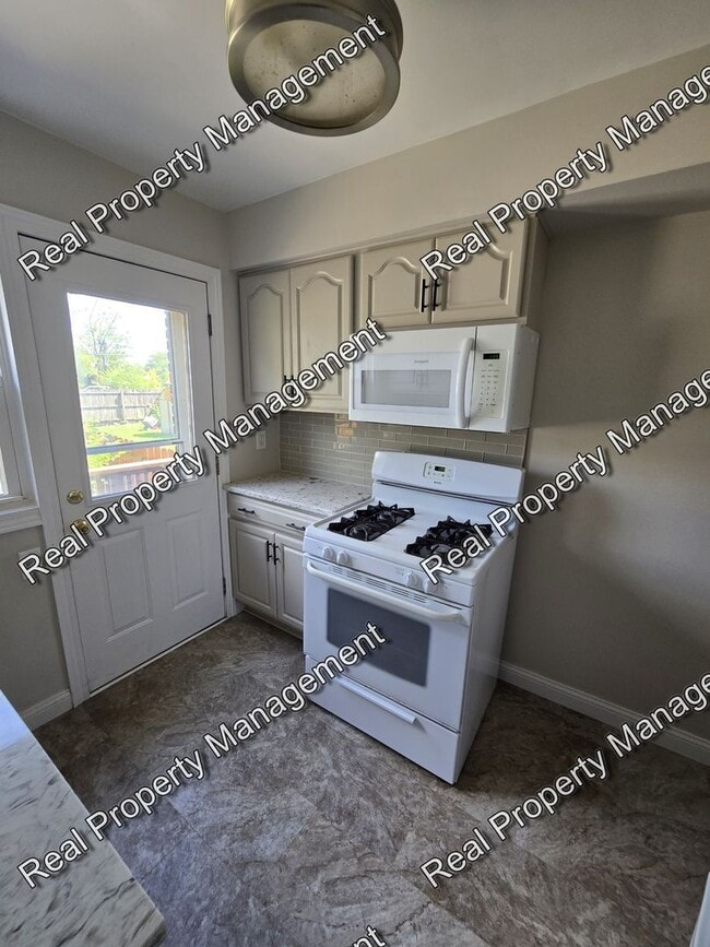 Building Photo - 2 Bedroom Duplex