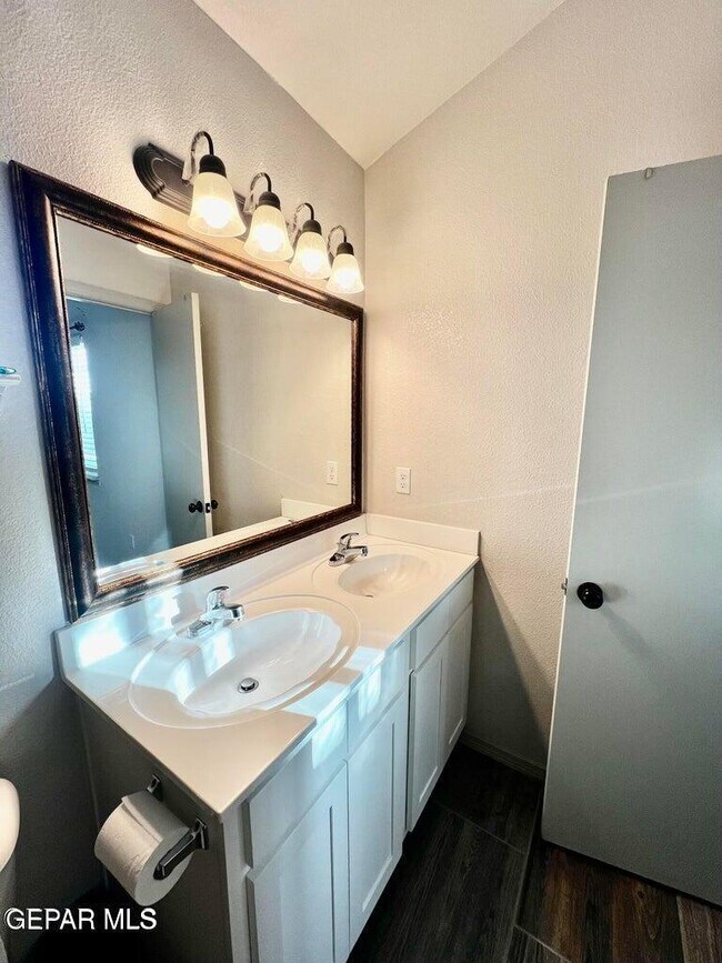 Building Photo - 10148 Red Vly