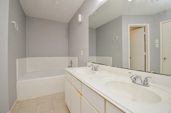 Building Photo - 2115 Bivens Brook Dr