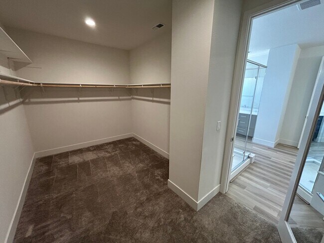 Building Photo - Spacious 4 Bed 2.5 Bath Home in Ellis with Solar!