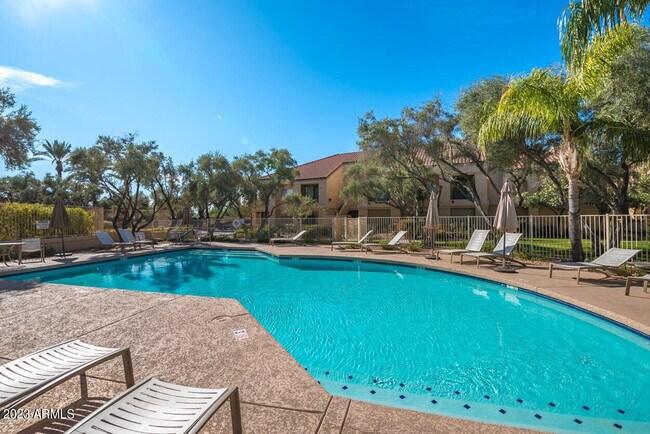 Building Photo - 9708 E Vía Linda