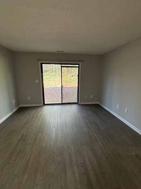 Building Photo - 1100 Crescent Dr